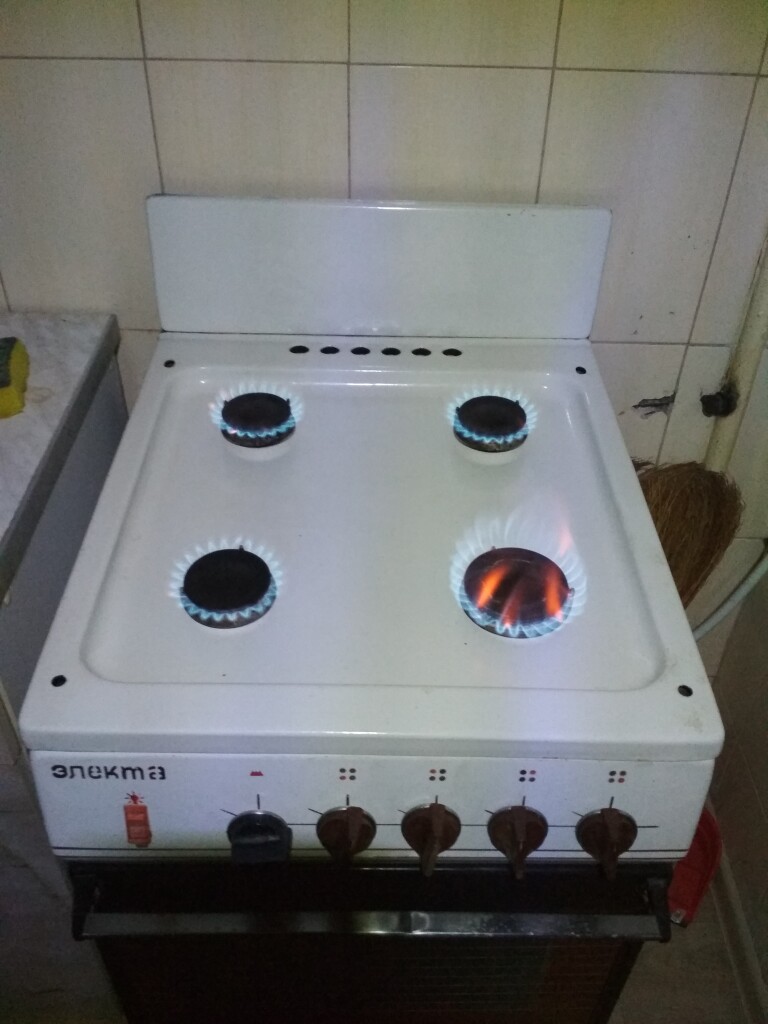 Газовая плита во время ремонта мастером