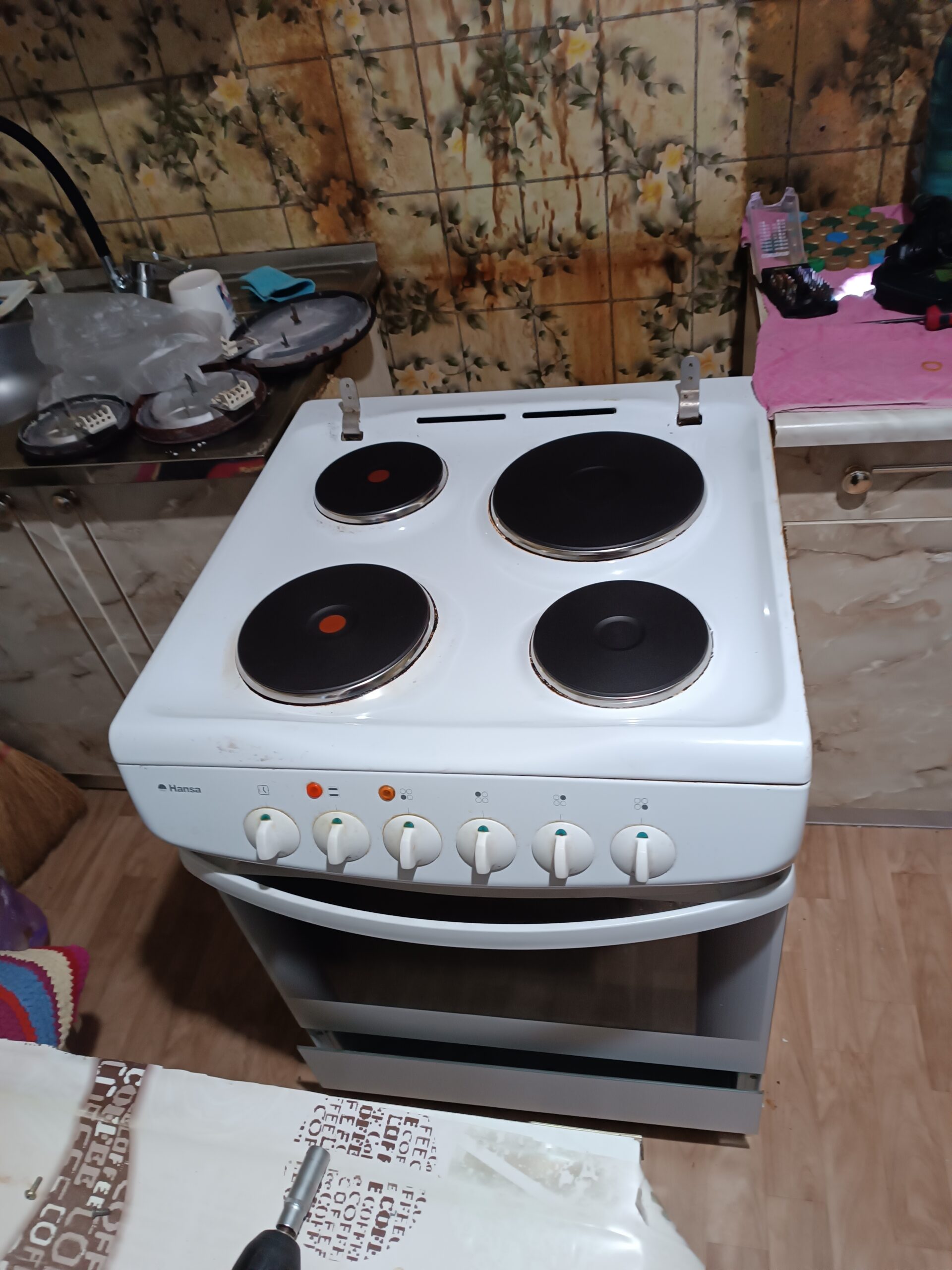 Замена электороконфорок на новые, работа мастера