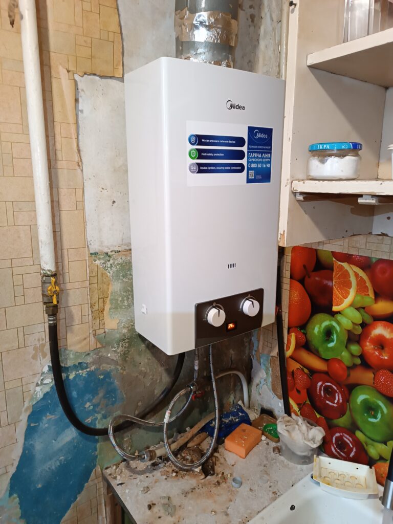 Установка газовой колонки Midea нашим мастером